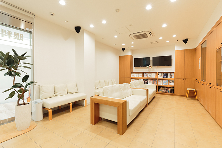 眼科やまなか医院 神戸市東灘区 広々としておりゆったりくつろげる待合室