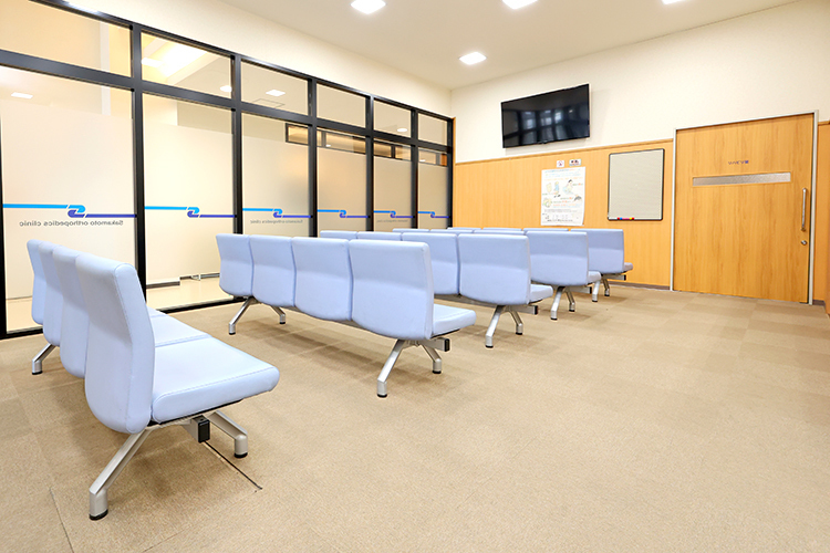 坂本整形外科 八尾市 ゆったりとした空間の待合室