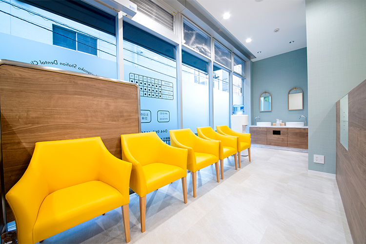 百合ヶ丘駅前歯科医院 川崎市麻生区 ゆったり座れるチェアがある待合スペース、奥には洗面台も