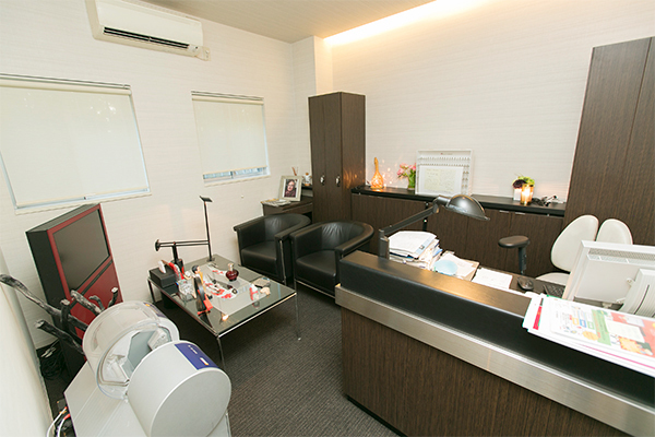 松下歯科医院 大府市 患者満足度が増すコンサルテーションを行う院長室