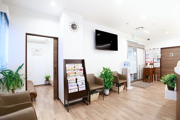 みやぎしレディースクリニック 目黒区 待合いスペースはドアがある個室タイプも用意