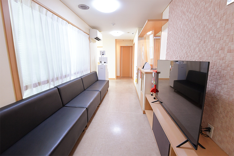 岡本歯科医院 宇治市 待合スペースにはソファーが置かれており、ゆったりと過ごせる