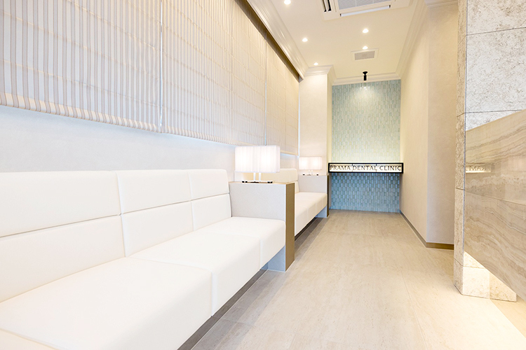 プラマデンタルクリニック成城 世田谷区 距離を保ってゆったりと座ることができる