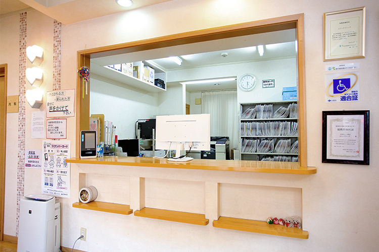 ふじいクリニック 泉大津市 スタッフが笑顔で出迎える