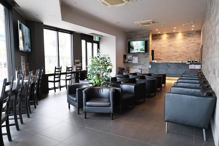 おづ眼科クリニック 泉大津市 カフェのようなスタイリッシュな雰囲気の院内