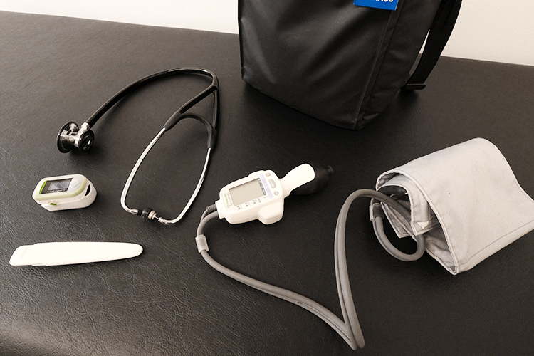 岩本診療所こうべ往診クリニック 神戸市中央区 患者家族への説明も、スライドを用いるなど工夫を凝らす