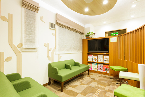 おうじ内科・糖尿病クリニック 中野区 木の温かみが感じられる待合室