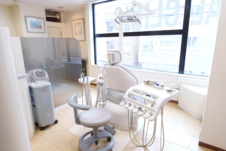 秋山歯科医院 渋谷区 患者と「とことん向き合うこと」を大切にしている