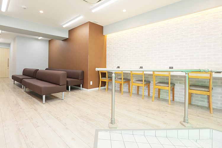 慶元クリニック 大阪市東住吉区 明るくて広々としたスペースの待合室