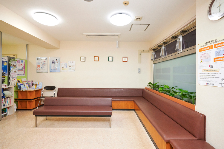 矢川クリニック 国立市 ブラウンを基調とした落ち着いた雰囲気の院内