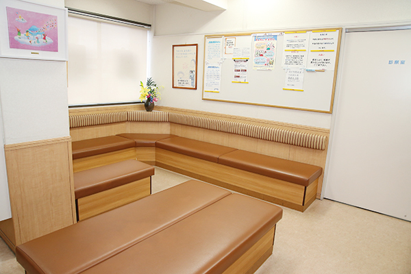 梅本耳鼻咽喉科 大阪市都島区 大きな窓からたっぷりと明るい日の光が差し込む待合スペース