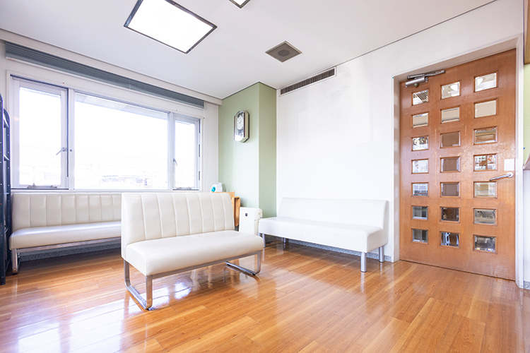 近藤歯科医院 久留米市 明るい日差しが差し込む清潔感のある待合室