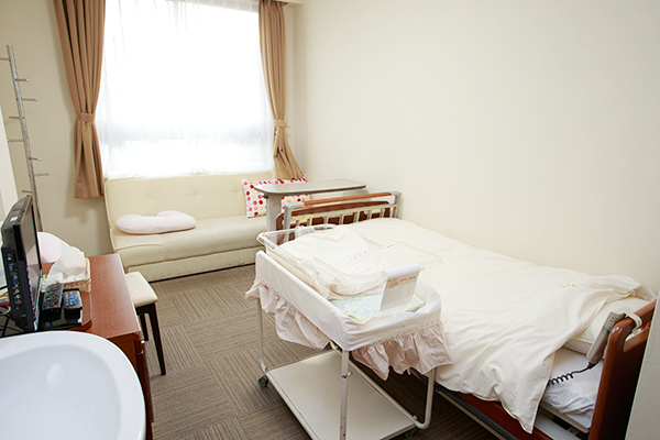 たかばたけウィメンズクリニック 大東市 完全個室でトイレも備えている入院室