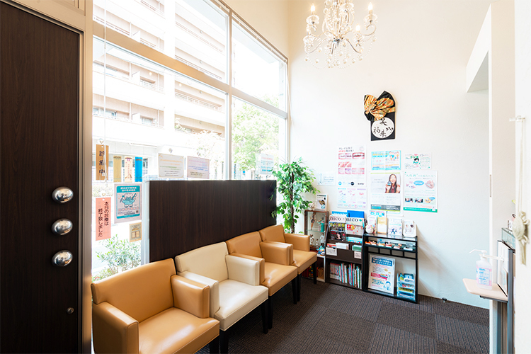 すがたデンタルクリニック 神戸市東灘区 シャンデリアが印象的な、清潔感あふれる院内