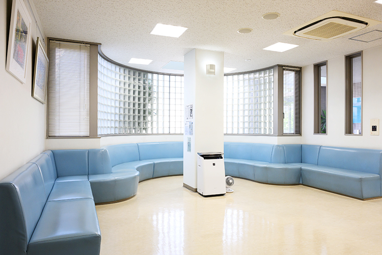かまとり武田肛門科 千葉市緑区 院内は明るく開放的で、快適に過ごせるよう工夫されている