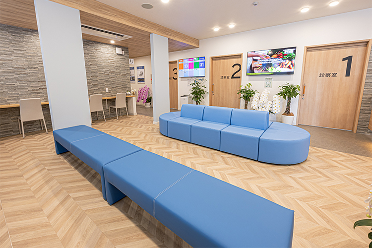 ほしの脳神経・整形外科・在宅クリニック立川 立川市 広々とした待合。居心地の良い環境づくりに注力
