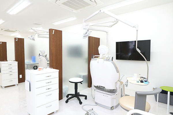 はせがわ歯科医院 東大阪市 診療室はパーティションで区切られている