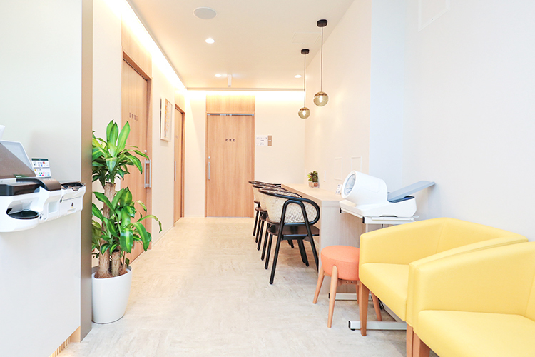 ゆうレディースクリニック東小金井 小金井市 絵画も飾られ、木のぬくもりと優しい光に包まれた心安らぐ空間