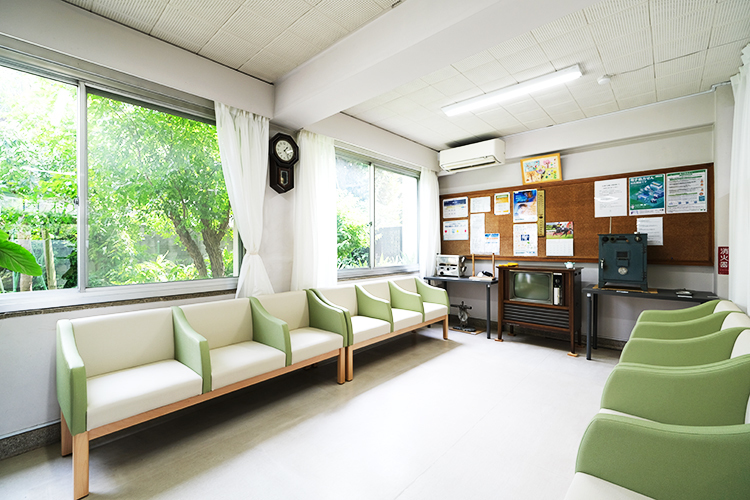 加藤医院 世田谷区 医院の歴史を感じるテレビや医療器具が置かれた待合