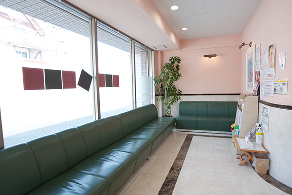 こぶち歯科医院 相模原市南区 明るく広々とした待合室					