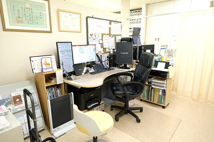 田中あきら内科クリニック 北九州市門司区 モニターなどを用いて、患者にわかりやすい説明を心がけている