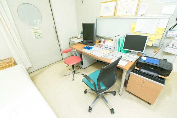 かがみ整形外科・外科　 名古屋市天白区 診察室。患者一人ひとりに合わせた治療法を提供する