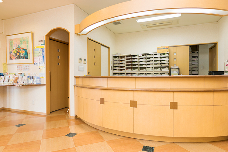 南浜田クリニック 四日市市 入ってすぐの受付では、スタッフが明るく迎える