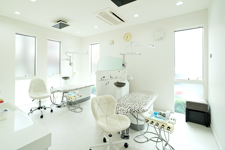 ダイトウ小児・矯正デンタルクリニック 大阪市鶴見区 小児専用のチェアで、DVDを見ながら診療を受けられる