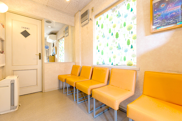 とみさわ歯科医院 調布市 患者同士の間隔を空けられるよう配慮された待合室