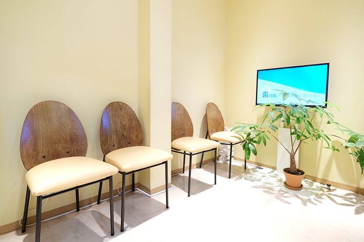 原田歯科医院 杉並区 温かみのある色合いで統一され、心安らぐ空間