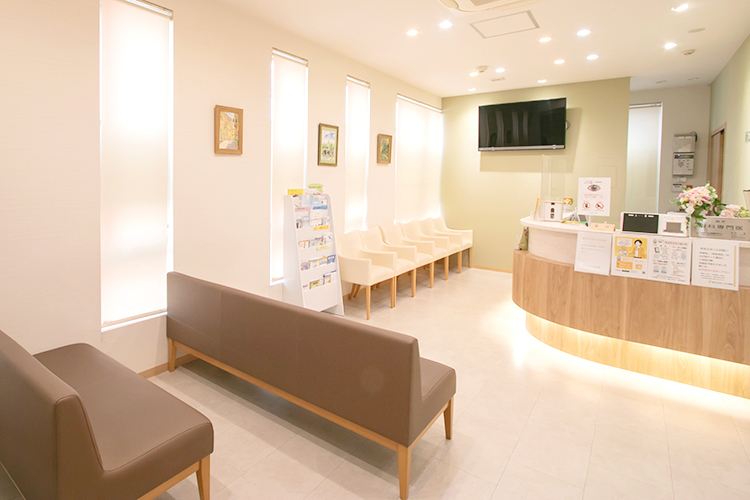 新江古田いわた眼科 中野区 温かみのある色合いで統一された落ち着いた雰囲気の院内