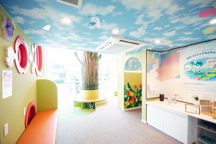 カネコデンタルオフィス 松山市 子ども喜ぶ広々としたキッズスペース。保育士が常駐しており安心