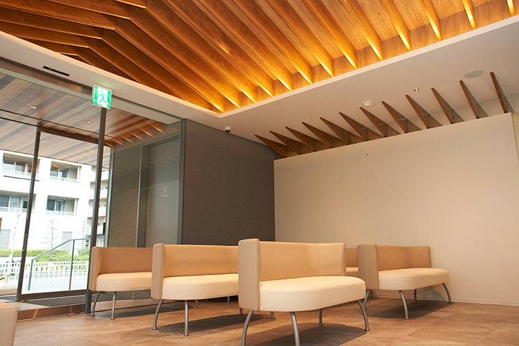 てるばやし眼科 枚方市 カウンターやソファー席が用意された待合スペース