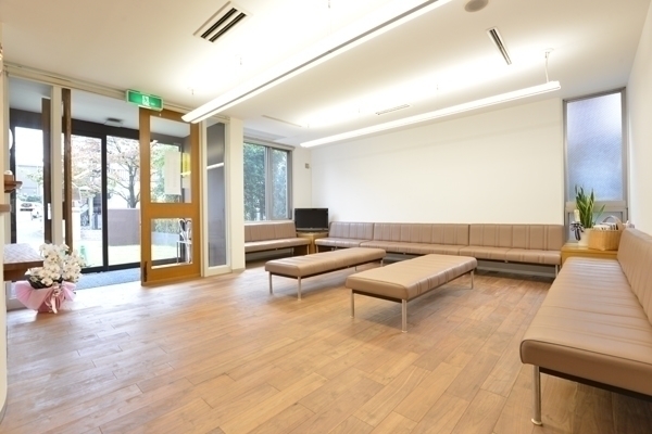 医療法人社団フレシェア 若宮診療所 中野区 広々とした落ち着いた雰囲気のある待合室。床の木も新調している