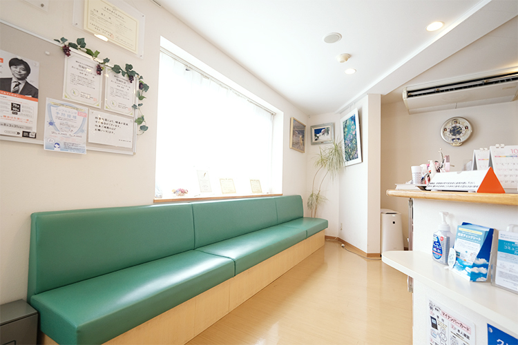あい皮ふ科アレルギー科 横浜市金沢区 緑のソファーが印象的な待合室