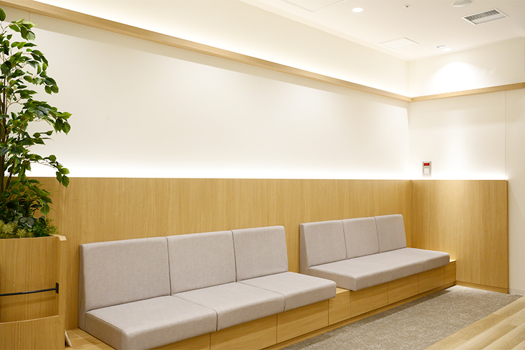 キュアステーション イオン葛西クリニック 江戸川区 落ち着いた雰囲気の待合室
