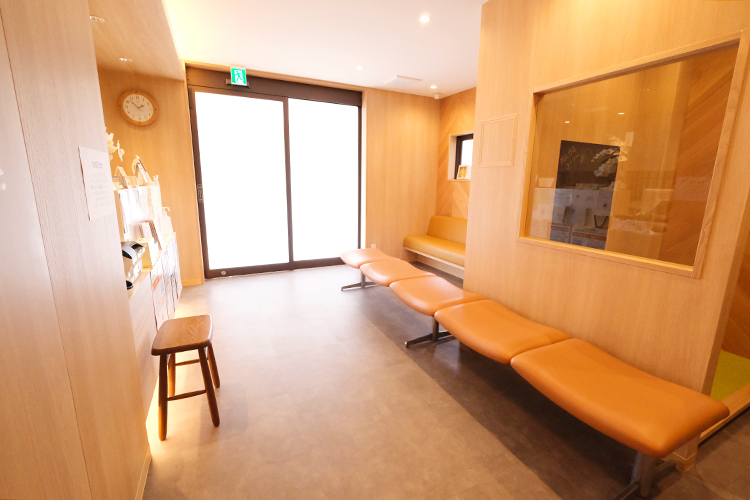 早川医院 京都市中京区 待合にはさまざまなジャンルの本が並んでいる