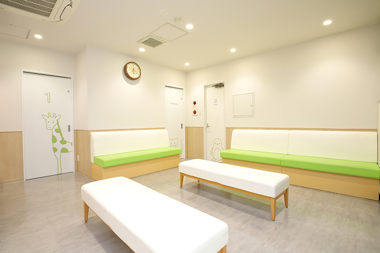 大久保小児科医院 東大阪市 緑を基調とした待合室