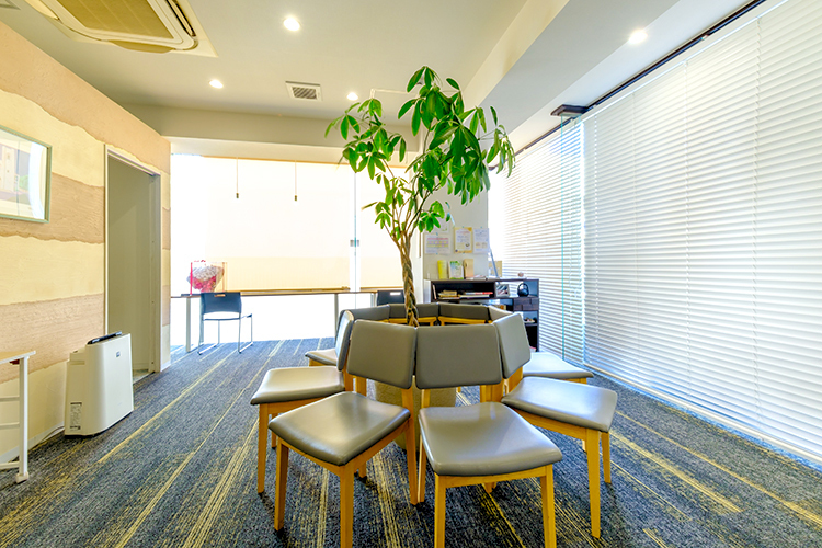 茅ヶ崎ウエストサイドクリニック 茅ヶ崎市 患者同士が目を合わせないよう配慮された待合室