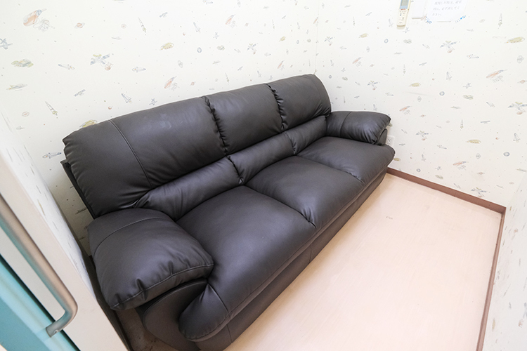 なやクリニック 堺市中区 体調が優れない時に休むことができる休憩室を備えている