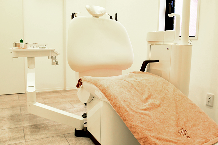 生駒Mkyデンタルクリニック 生駒市 優しい色調のインテリアと清潔感のある施術室