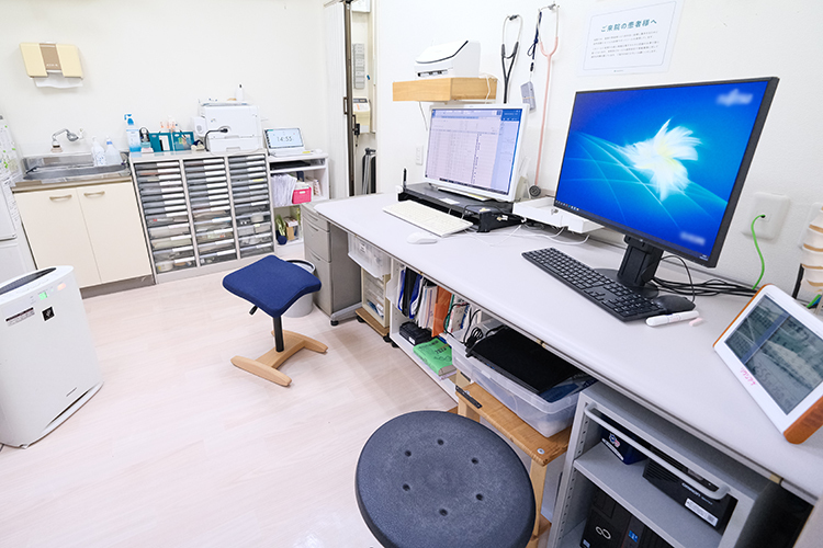 すがはらクリニック 伊丹市 気軽に来院しやすいよう、落ち着いた雰囲気の院内