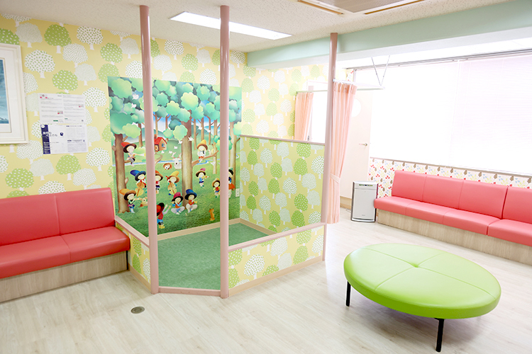 星の子どもクリニック 横浜市都筑区 待合室。キッズスペースも完備されている