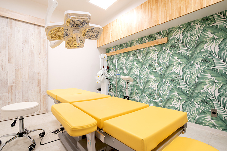 マイ形成外科スキンクリニック 習志野市 明るい内装の手術室