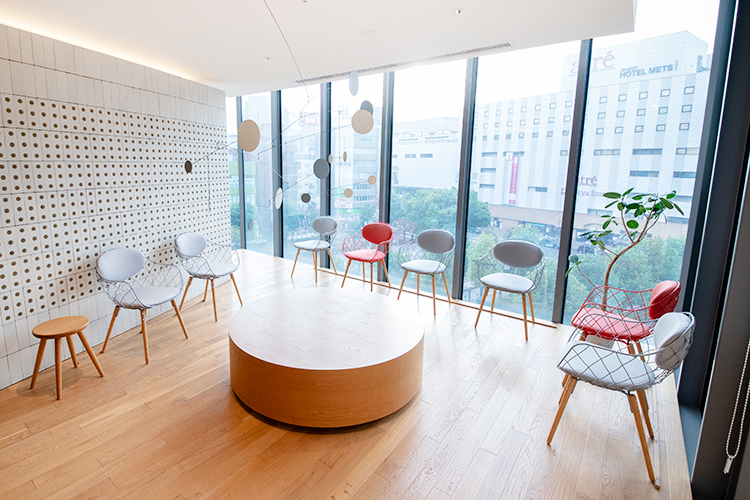 もも矯正歯科 品川区 窓からの眺望を楽しむことのできる待合スペース