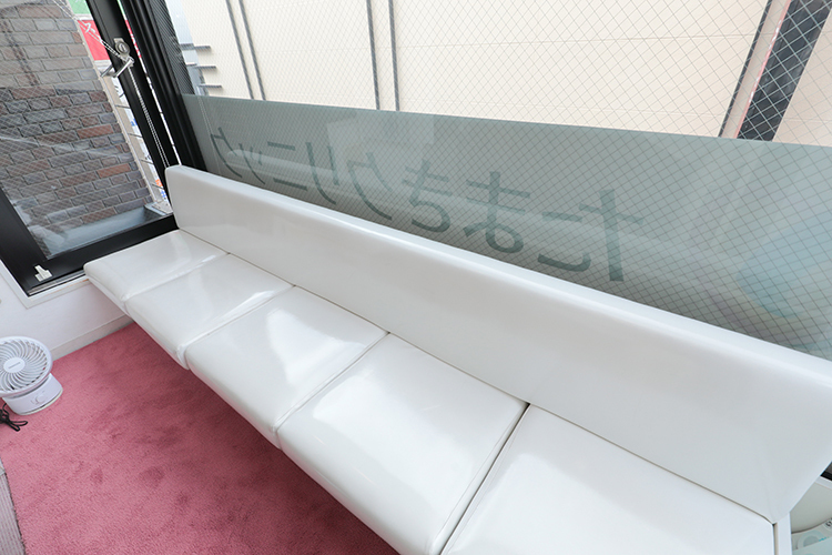 たまきクリニック 目黒区 大きな窓から明るい光が差し込む待合