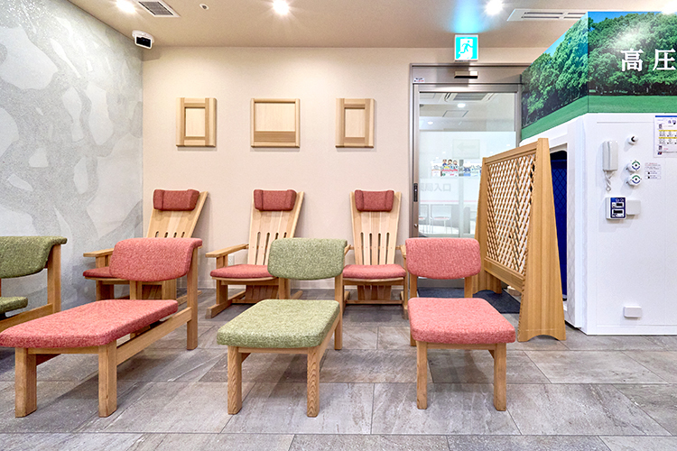 港北ハートクリニック 横浜市都筑区 待合室には天然の無垢材を使った職人の手作り家具を配置