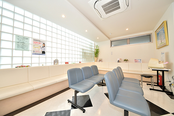 朝田医院　内科・循環器科 尼崎市 待合室には院長が撮影した写真が季節に合わせて飾られている