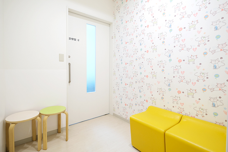 きたざわこどもクリニック 新座市 診察室につながる待合室は、隔離室として用意されている