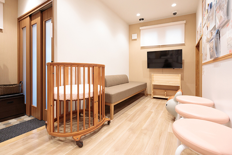 はす花こどもファミリークリニック 板橋区 1階の待合スペース。2階にも待合スペースがあり密を回避できる